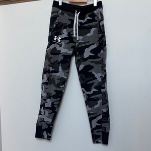 Under Armour Kids Camo Sweatpants - Black and Gray - Size M